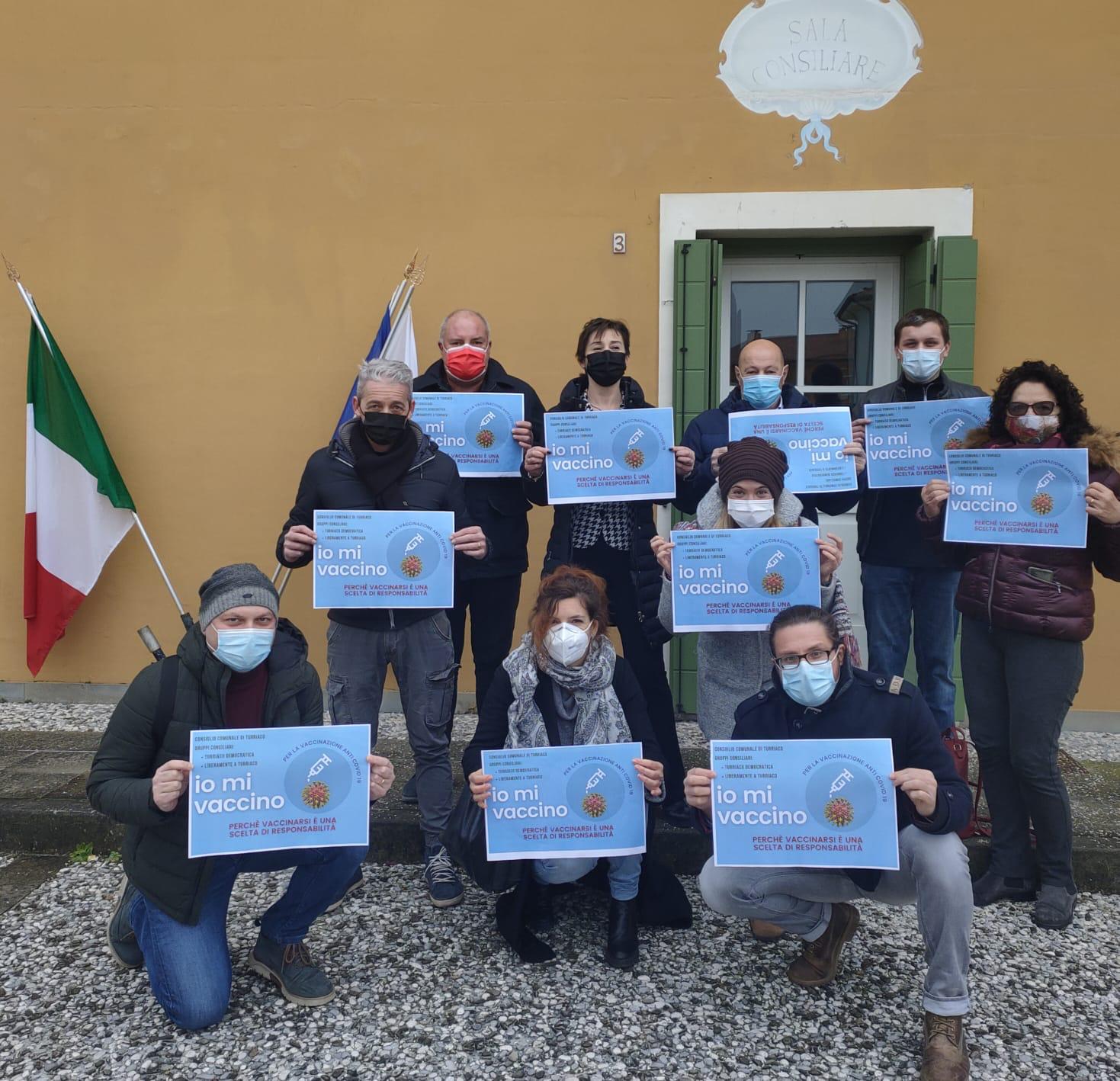 Turriaco, la maggioranza promuove la campagna vaccinale con uno scatto fotografico